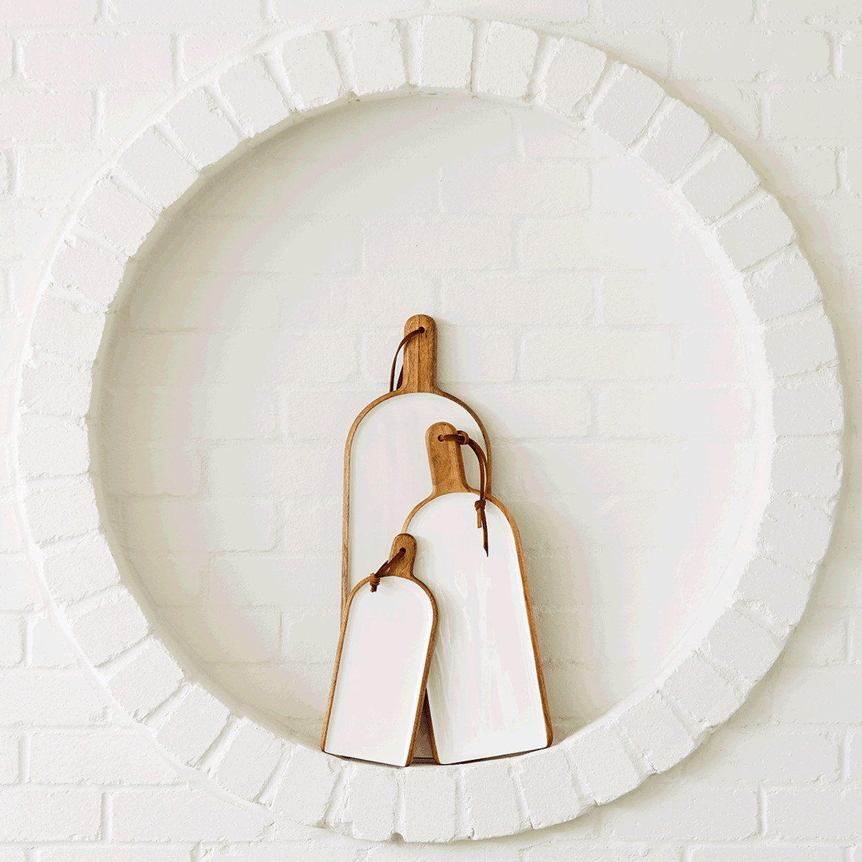 Salisbury & Co Calla Mango Wood Paddle Board 34x14cm White Image 6