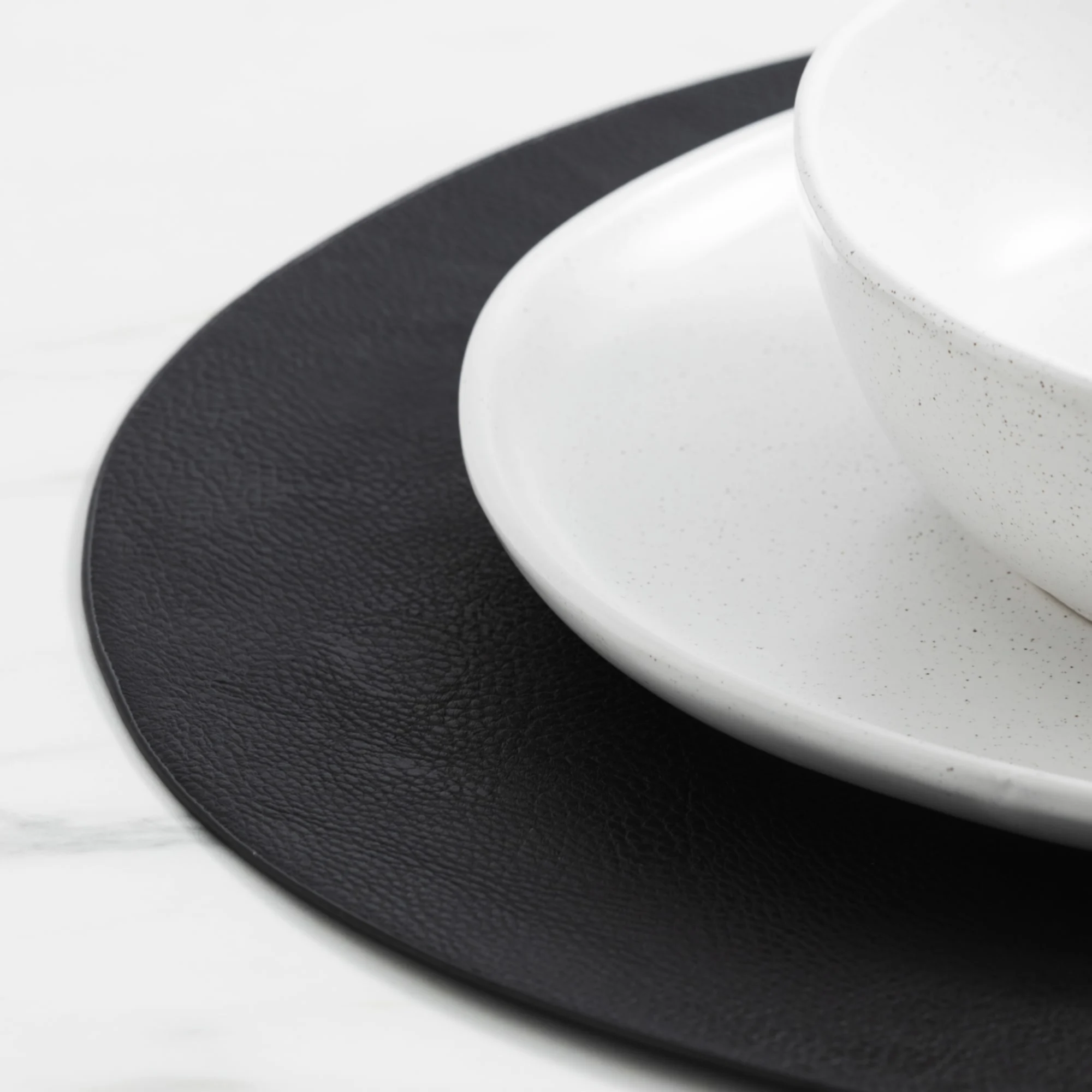 Salisbury & Co Siena Round Placemat 38cm Black Image 2