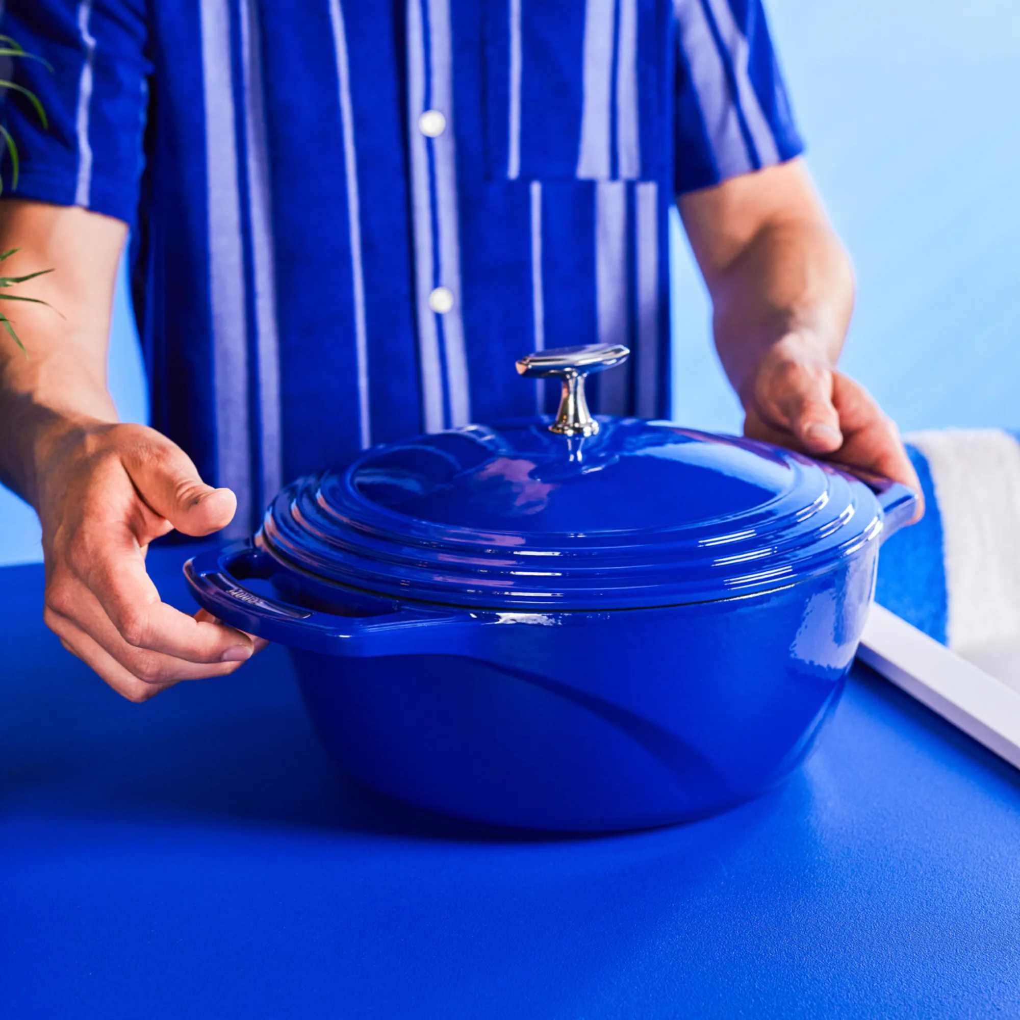 Lodge Enamel Cast Iron Smooth Sailing Dutch Oven 34cm 5 6L Blue Image 2