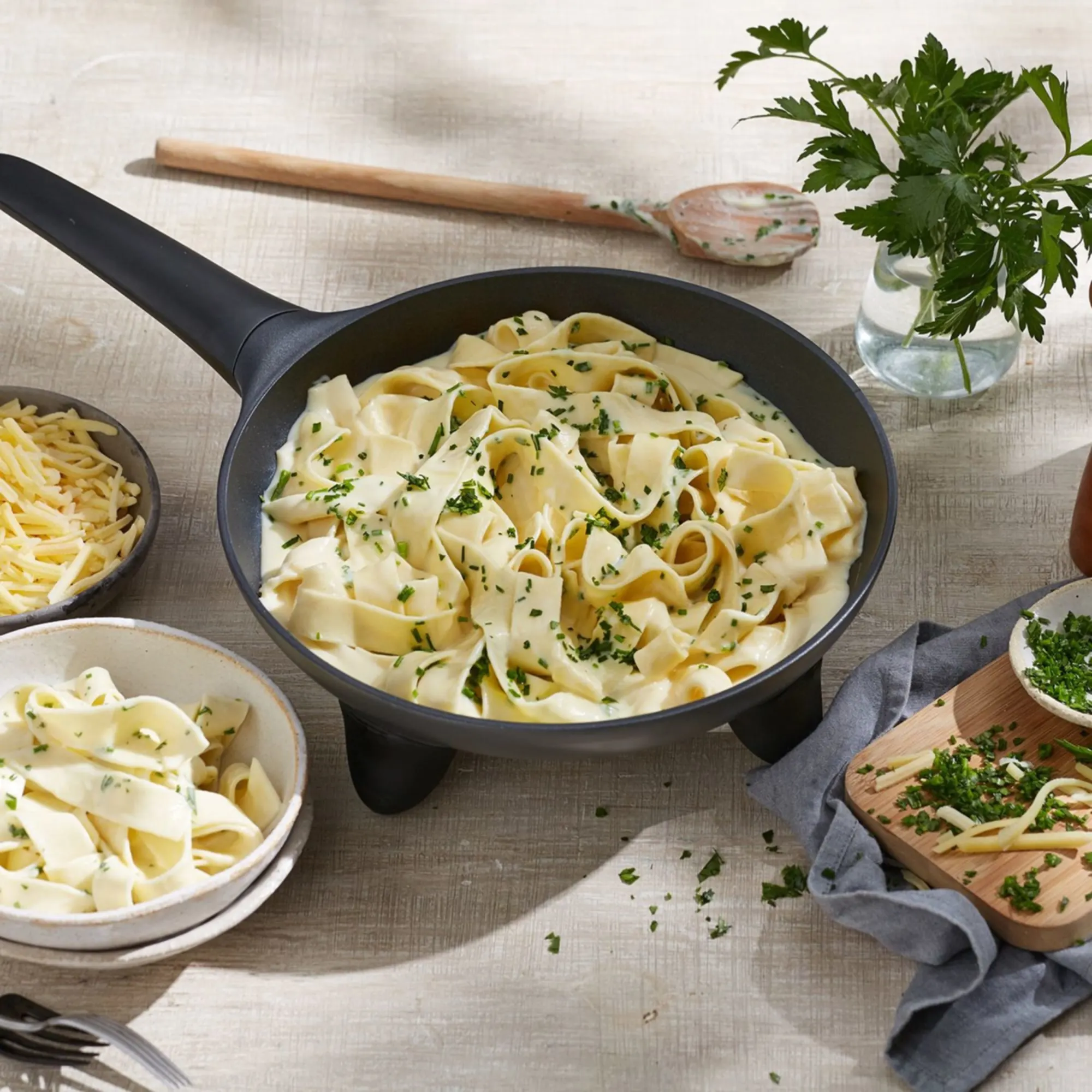 Sunbeam DiamondForce PUM4000DF Brekky & Banquet Electric Frypan and Skillet Set 2pc Image 3