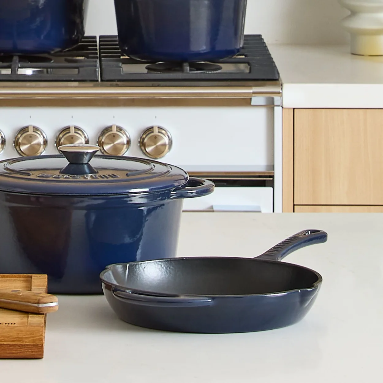 Wolstead Endure Round Enamel Cast Iron Frypan 26cm Navy Image 2